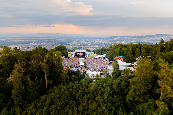 Luftaufnahme Gurtenfestival Hauptbühne mit Menschenmenge und Stadtpanorama Bern