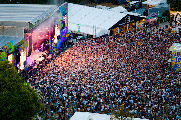Luftaufnahme Gurtenfestival Hauptbühne mit Menschenmenge und Stadtpanorama Bern