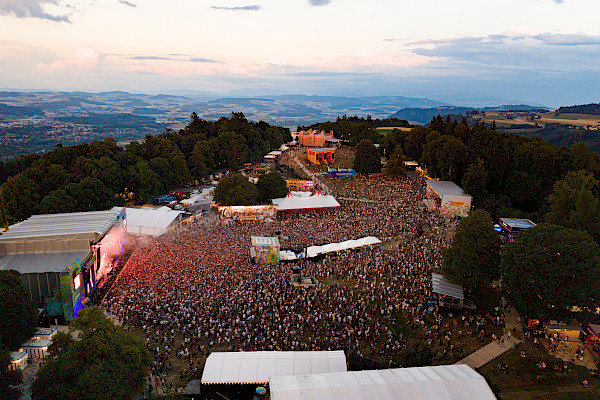 Luftaufnahme Gurtenfestival Hauptbühne mit Menschenmenge und Stadtpanorama Bern