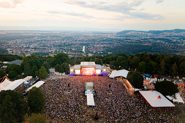 Luftaufnahme Gurtenfestival Hauptbühne mit Menschenmenge und Stadtpanorama Bern