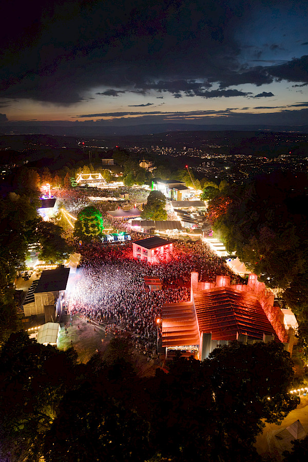 Luftaufnahme Gurtenfestival Hauptbühne mit Menschenmenge und Stadtpanorama Bern