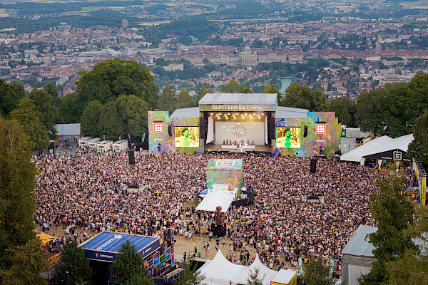 Luftaufnahme Gurtenfestival Hauptbühne mit Menschenmenge und Stadtpanorama Bern