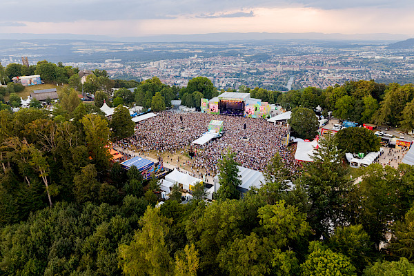 Luftaufnahme Gurtenfestival Hauptbühne mit Menschenmenge und Stadtpanorama Bern