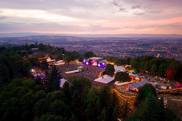Luftaufnahme Gurtenfestival Hauptbühne mit Menschenmenge und Stadtpanorama Bern
