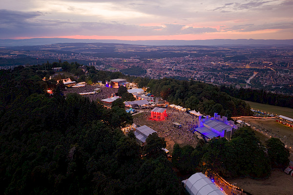 Luftaufnahme Gurtenfestival Hauptbühne mit Menschenmenge und Stadtpanorama Bern